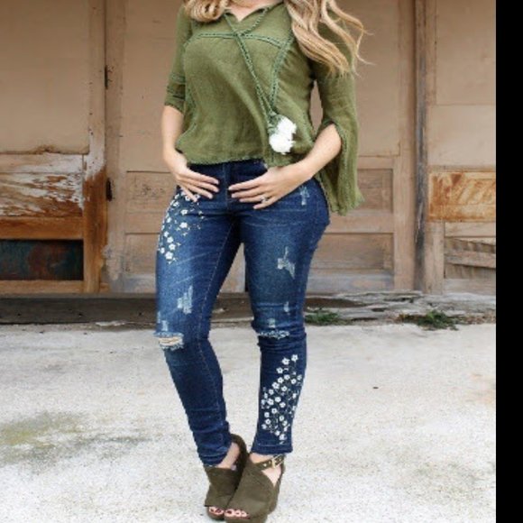 DONATED!! L&B distressed embroidered skinn - Picture 2 of 5